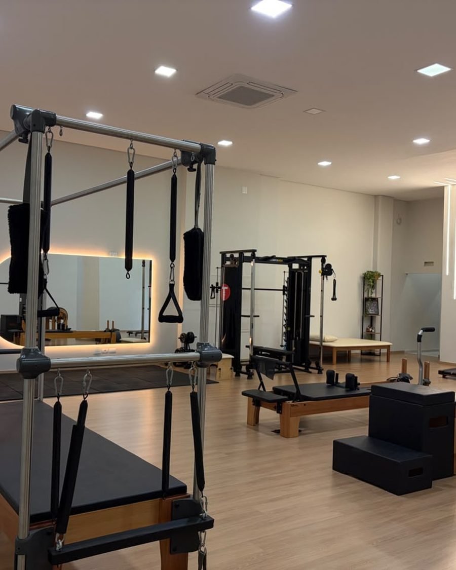 Studio da Multiclínica em Maringá, com aparelhos de Pilates e ambiente amplo