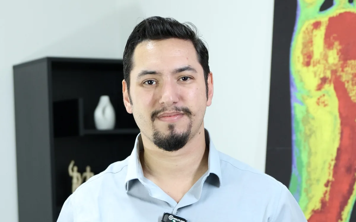 Dr. Gabriel Costa Martins diante de um mapa de pressão plantar da baropodometria