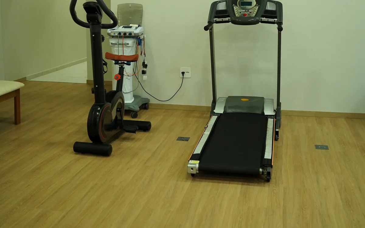 Esteira e bicicleta da sala de reabilitação da ProNeuro