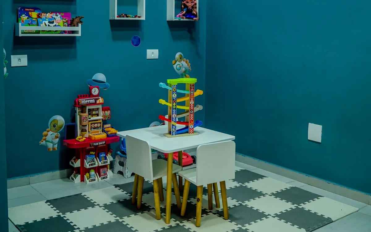 Sala infantil da ProNeuro, com brinquedos e piso emborrachado