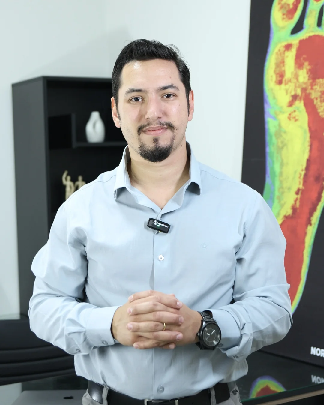 Dr. Gabriel Costa Martins diante de um mapa de pressão plantar da baropodometria