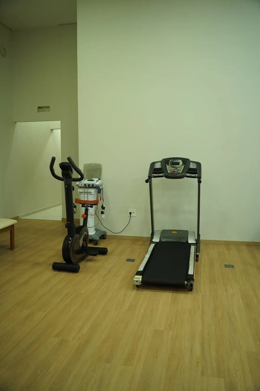 Esteira e bicicleta da sala de reabilitação da ProNeuro