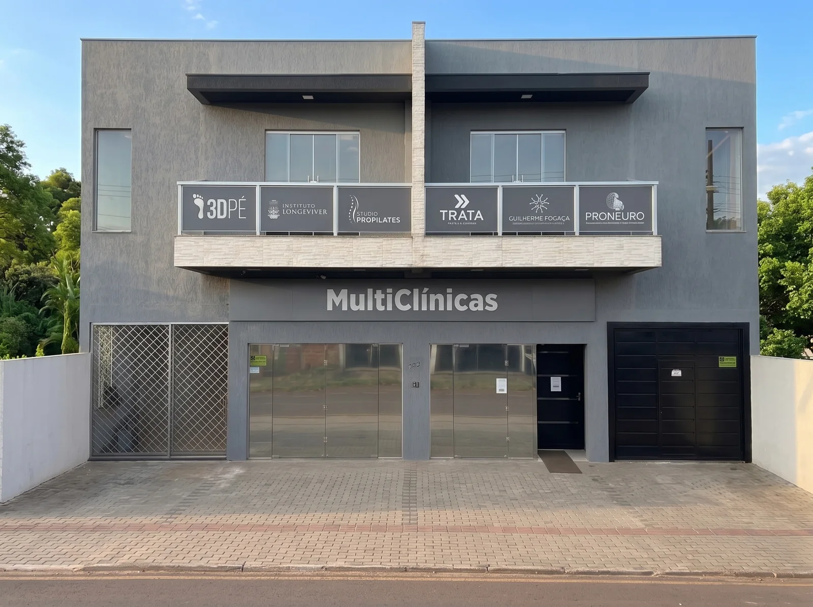 Fachada do prédio da Multiclínica, no número 956, com o letreiro MultiClínicas e as placas das clínicas na sacada