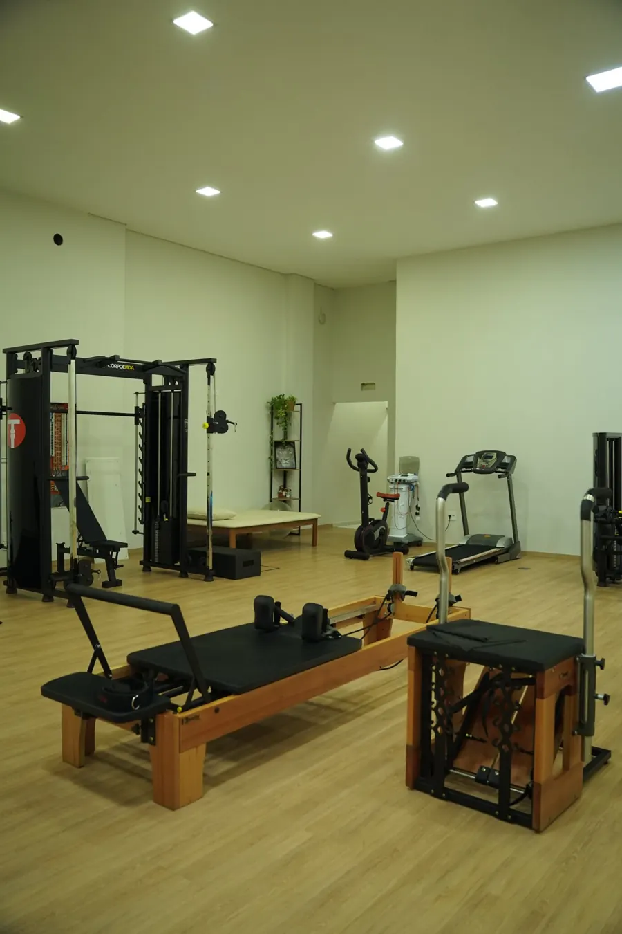 Sala de reabilitação da ProNeuro, com reformers e equipamentos de fortalecimento